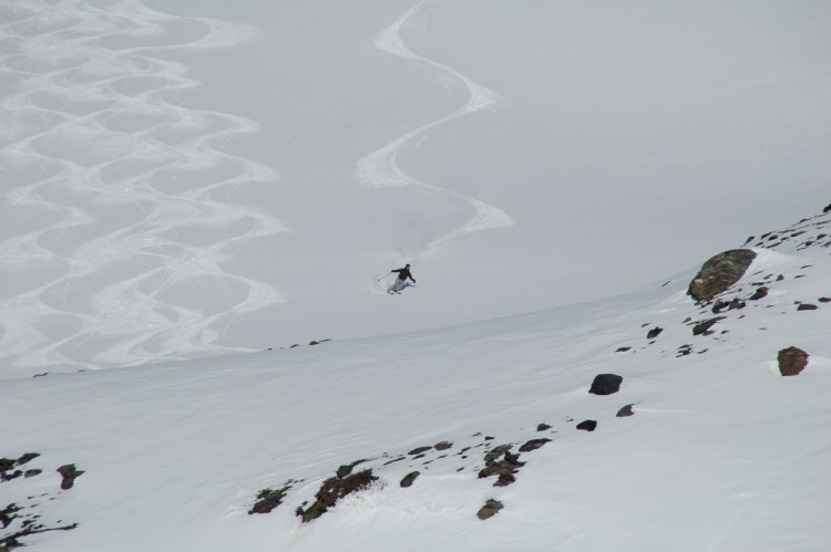 High speed cruising on the south side of Gorsacohkka. Heli ski Riksgränsen 30/3 - 2009    Photo: Peter Almer 