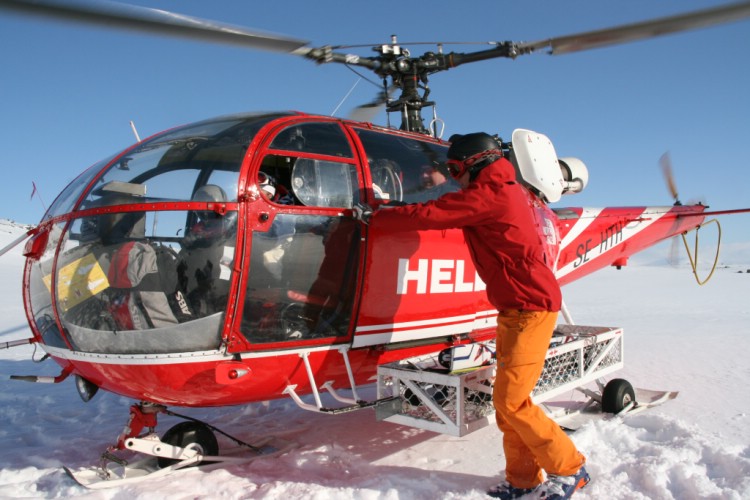 Mountain Guide Carl Lundberg leaving for the next run. April 14 2009. Photo: Andreas Bengtsson