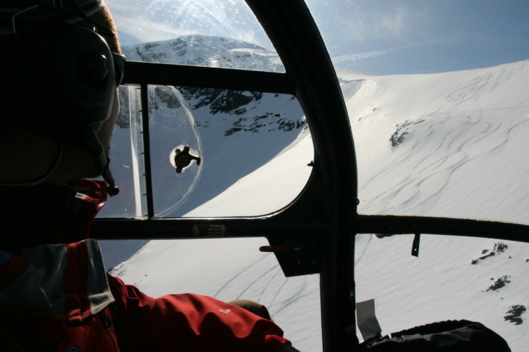 Heliski Riksgränsen April 30, 2009. Photo: Elias Bengtsson