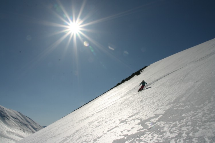 Agnes Sjöberg in springsnow on Knivkammen in the Kebnekaise area. Heliski Riksgränsen May 15, 2009. Photo: Andreas Bengtsson